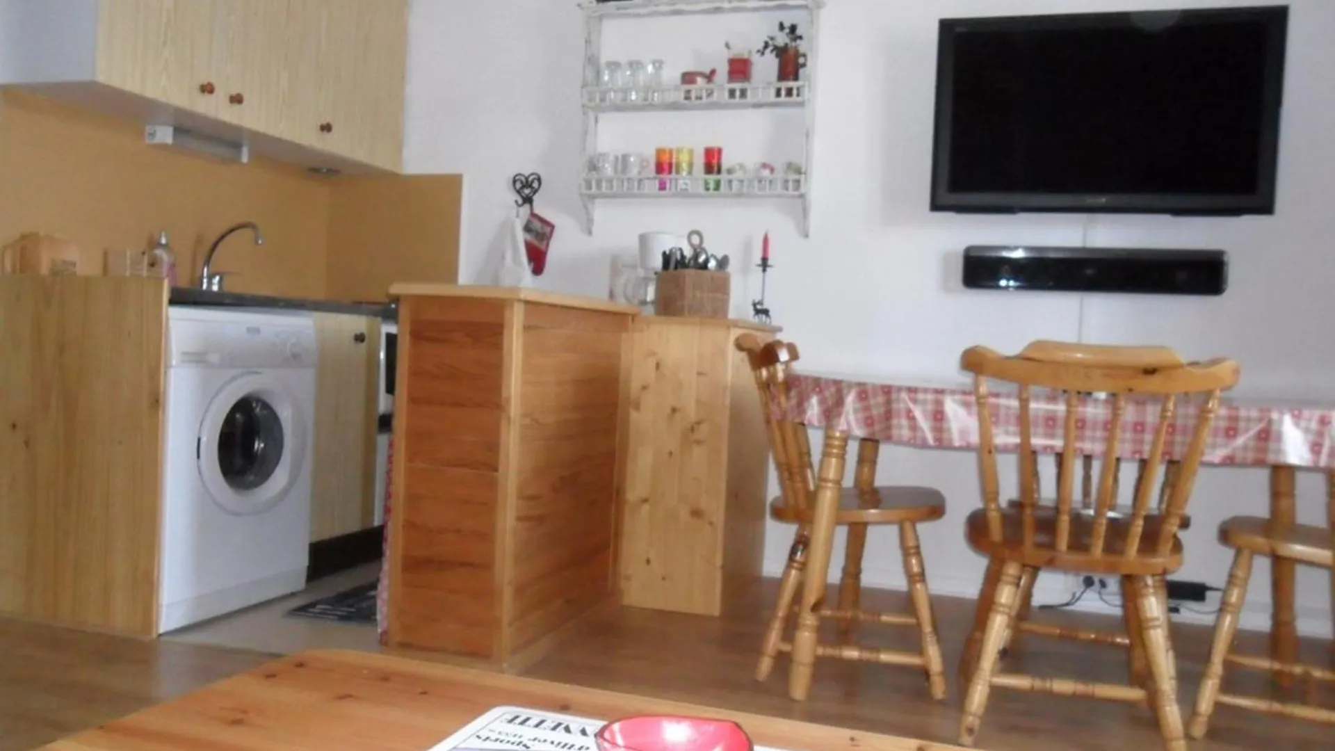 Studio Cabine Sud-Ouest Avec Balcon Et Parking A Barcelonnette - Fr-1-804-9 0*,  France